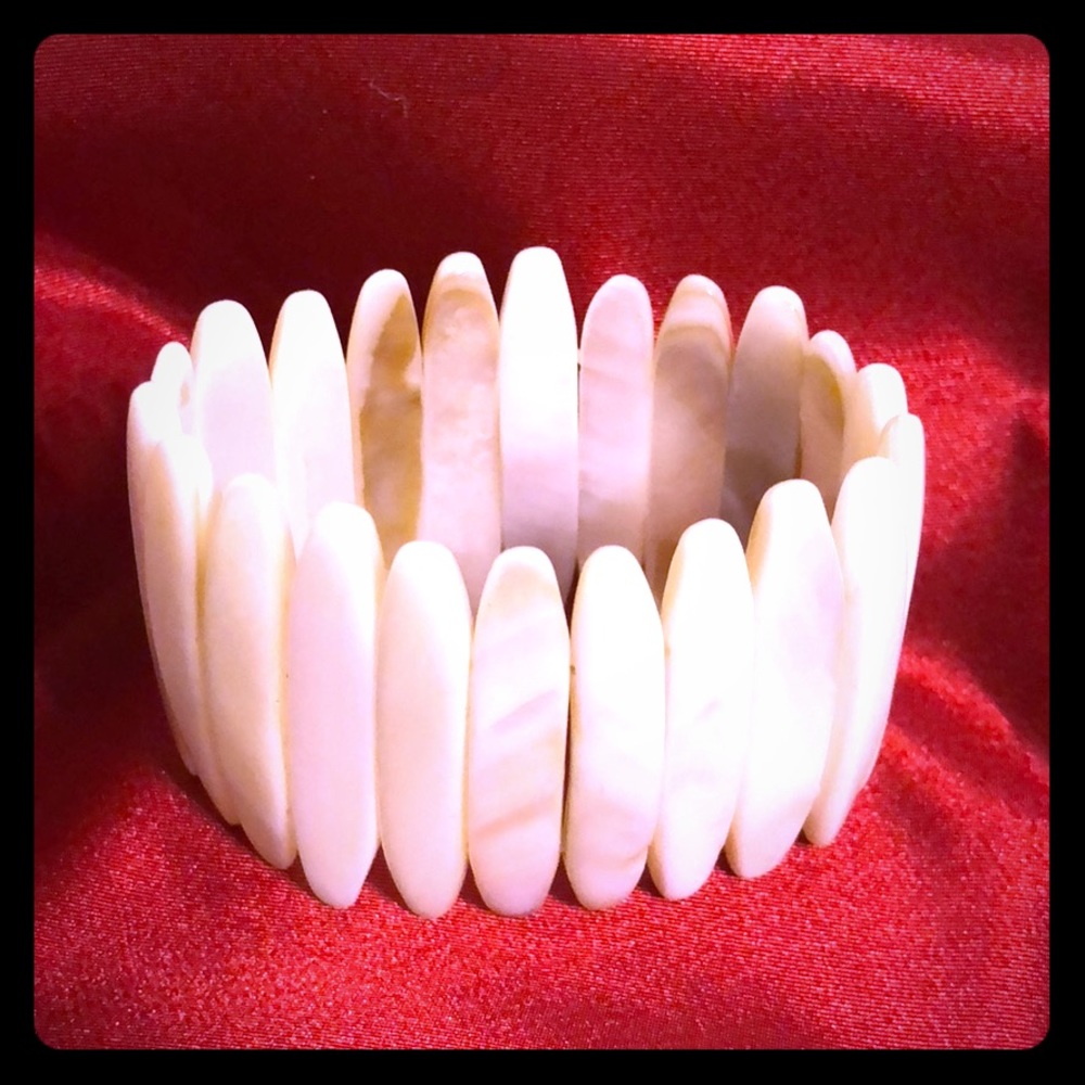 Off white Shell Stretch Bracelet